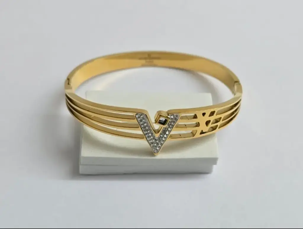 Luxury V-Emblem Gold Bracelet – 18K Gold Plated (Anti-Tarnish)