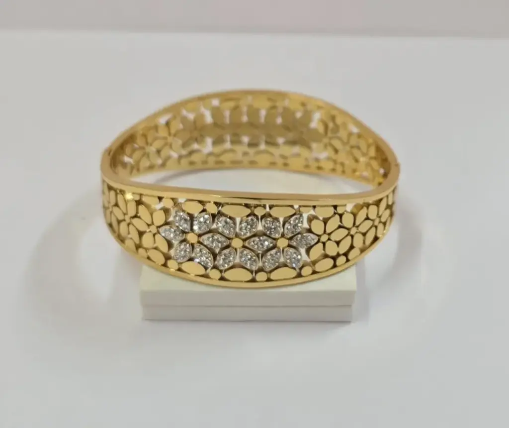 Floral Pattern Gold Bangle – 18K Gold Plated Anti-Tarnish