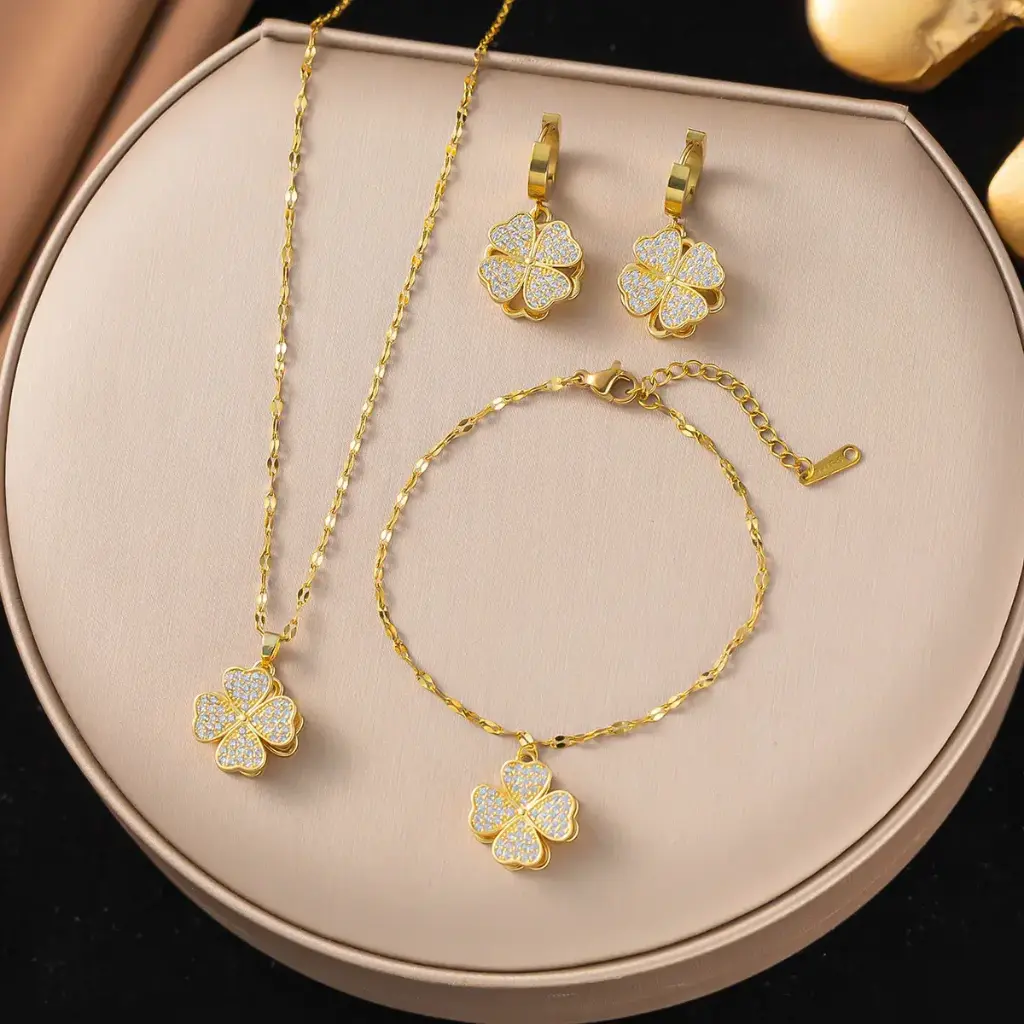 Elegant Four-Leaf Clover Jewelry Set – Necklace, Bracelet & Earrings