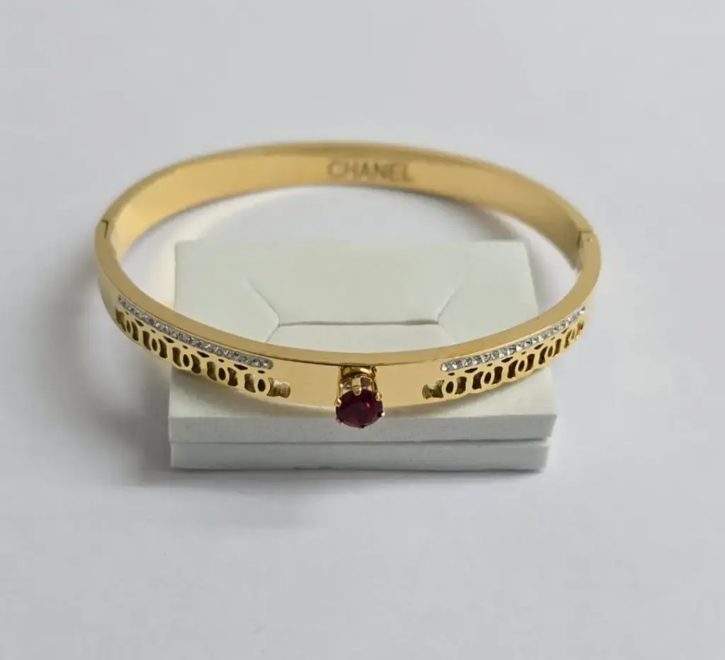 Chic Gold-Plated Bracelet with Red Gemstone – Anti-Tarnish 💎🌹