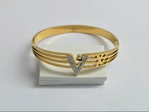 Luxury V-Emblem Gold Bracelet – 18K Gold Plated (Anti-Tarnish)