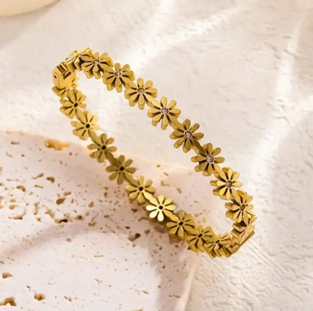 Floral Daisy Bracelet – 18K Gold Plated with Anti-Tarnish Finish